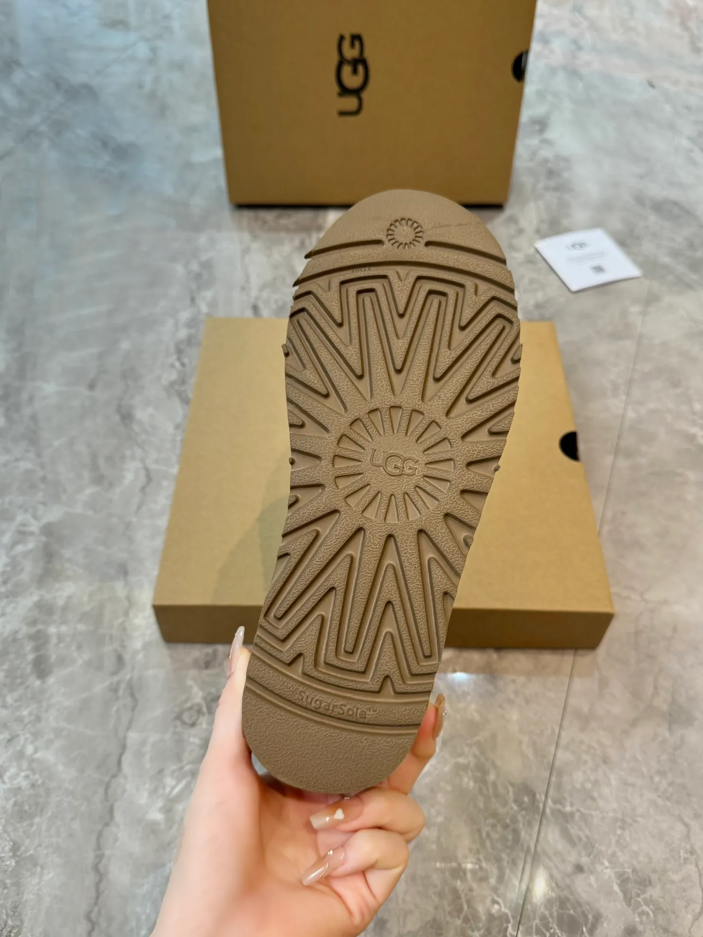 Self-pickup 💰520 New snow boots 1125956 Ethnic style plus sock cover, the sock cover is inserted into the wool. The surface is made of imported silk cow suede, and the inner part is made of Longfeng fur. Foam outsole has light anti-slip characteristics. Four colors, 35-40